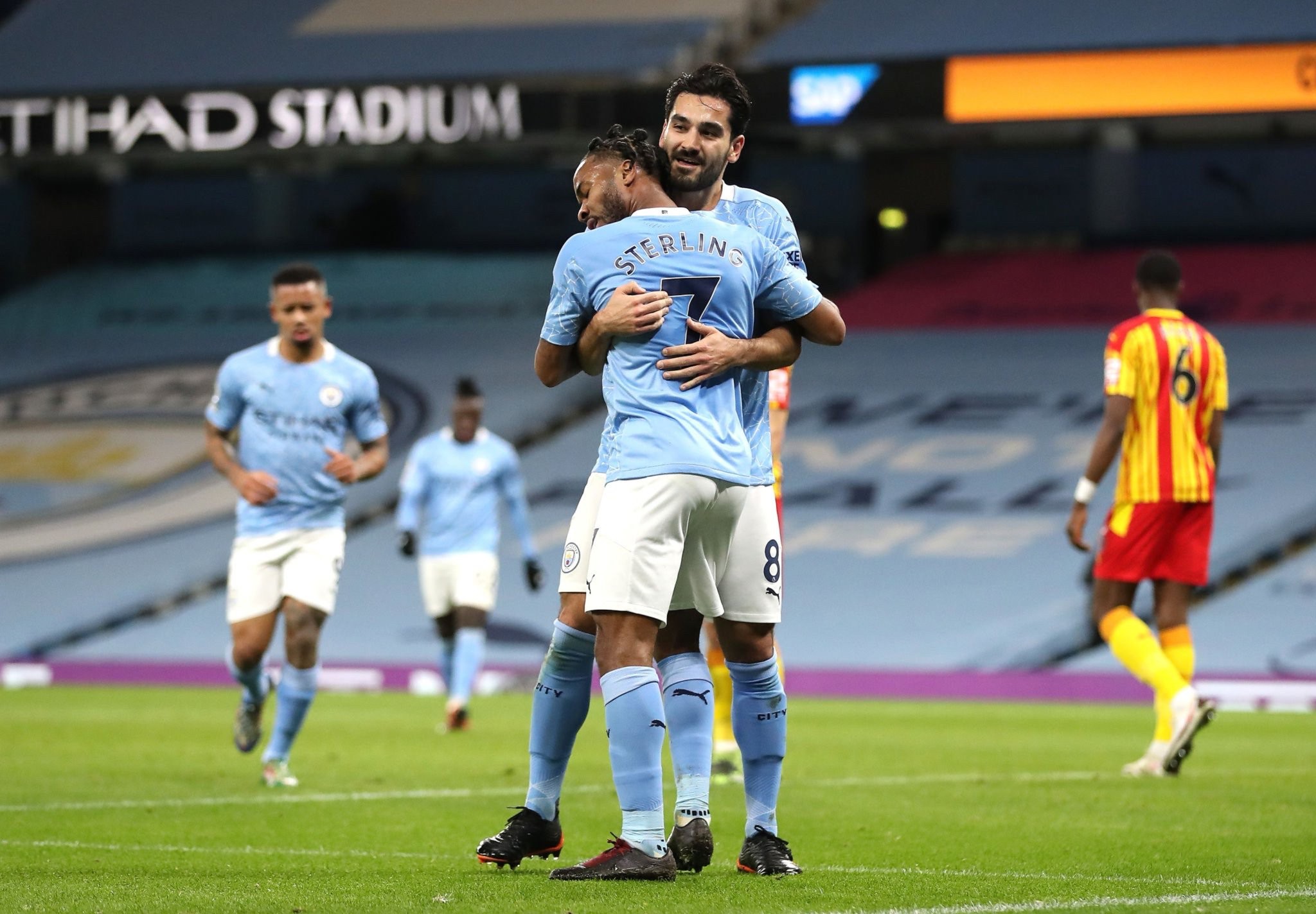 出了强大的 出了强大的